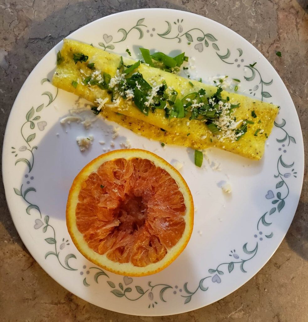 Image of vegetarian meal with omelet and grapefruit
