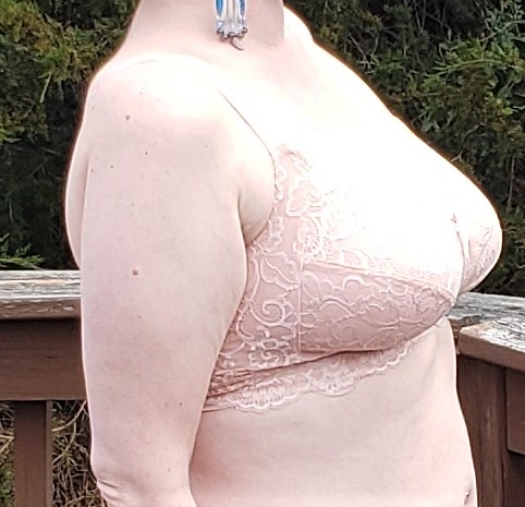 Image of the Andorra wire-free bra on the body, side facing with arms down